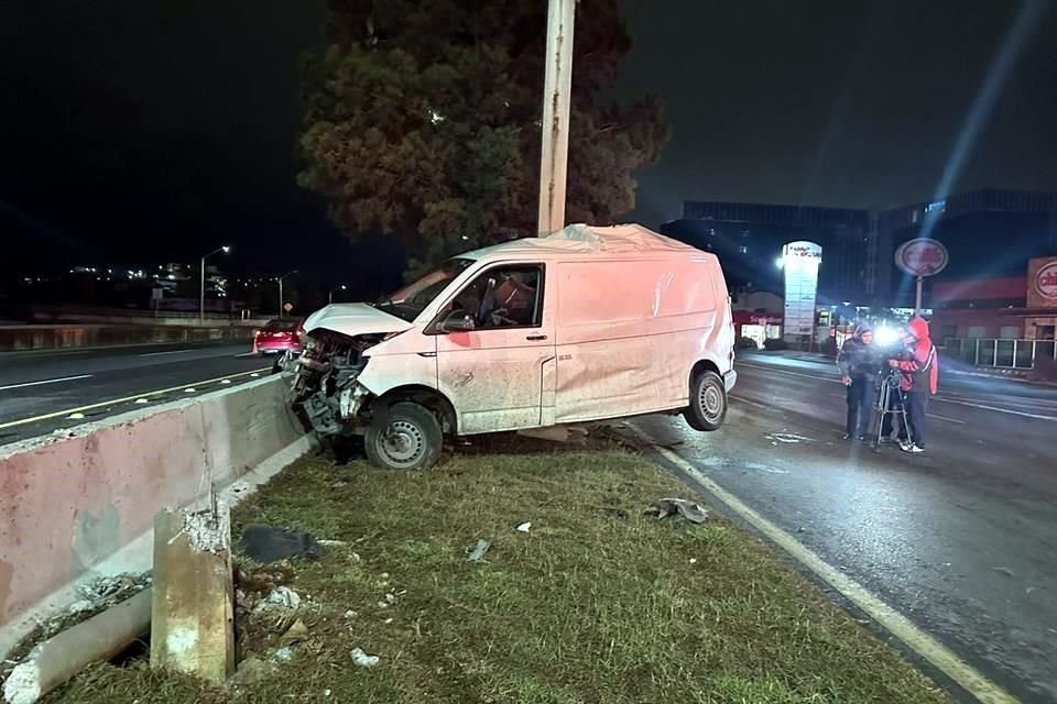 El accidente fue reportado a los cuerpos de auxilio alrededor de las 6:15 horas, a la altura del puente de La Rioja, frente a Pueblo Serena.