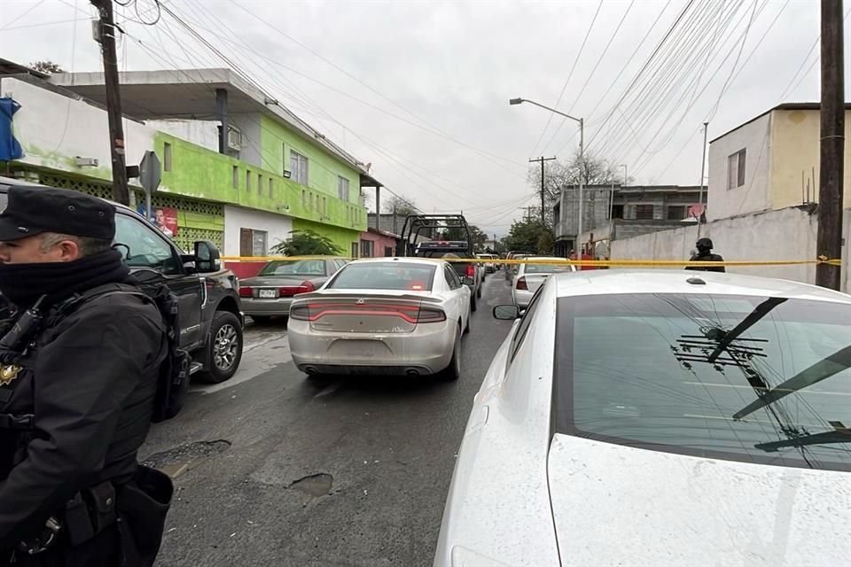 Elementos del Centro de Líneas de Investigación Preliminares Especializado en Narcomenudeo llevaron a cabo el operativo por la calle José Celestino Negrete.