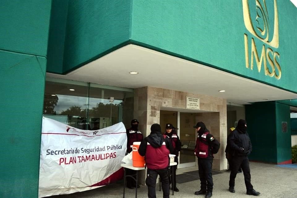 También se apoyó a personas que esperan en la intemperie a familiares que buscan recibir atención médica en los hospitales.