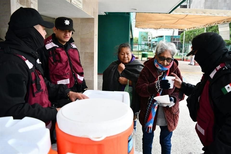 En el operativo se entregaron cobijas y café a personas que lo necesitaban.