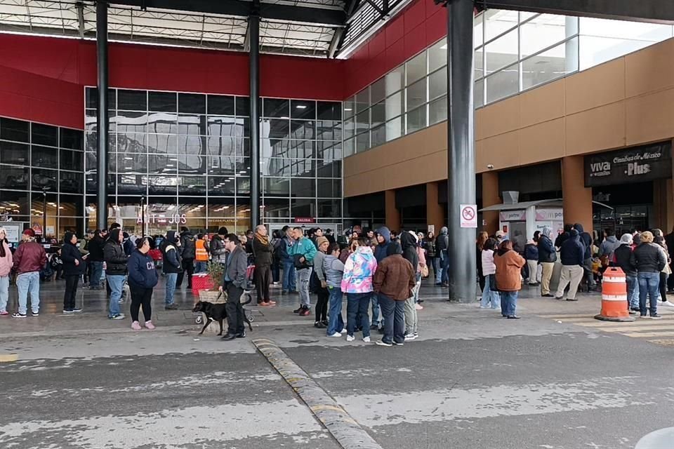 Los hechos fueron reportados a las 11:50 horas en el centro comercial Plaza Real, ubicado en la Avenida Gonzalitos y Fleteros, en la Colonia Chepevera.