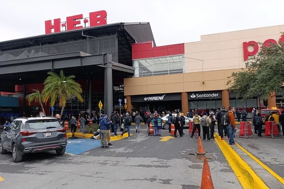 Elementos de Bomberos Nuevo León, Protección Civil de Monterrey y del Estado controlaron en pocos minutos el fuego, que no dejó personas lesionadas.