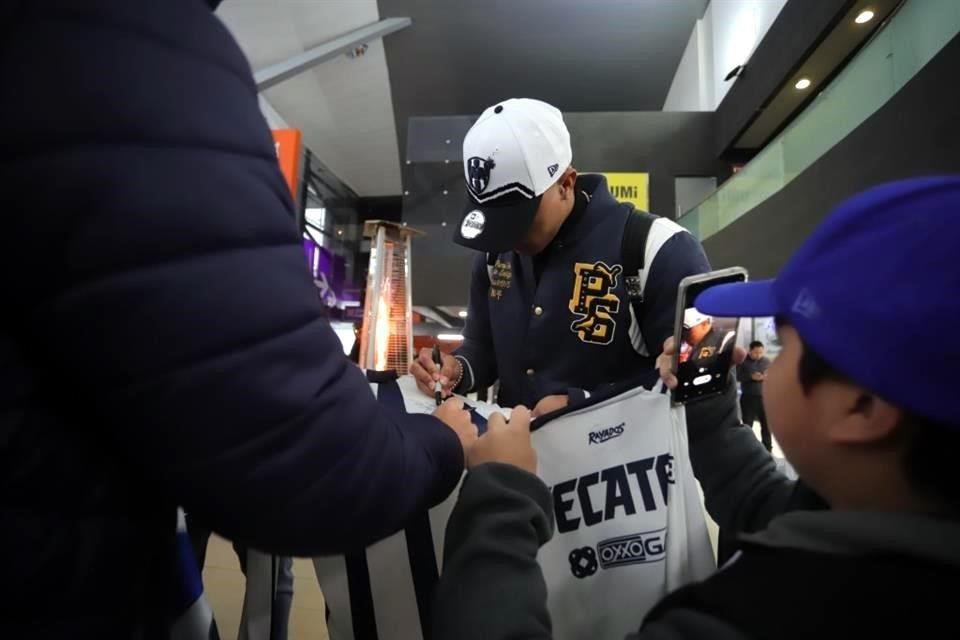 El colombiano atendió a los aficionados del Monterrey que lo recibieron en el Aeropuerto Mariano Escobedo.