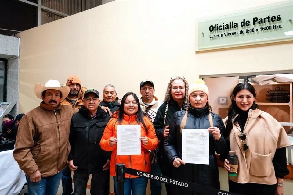 En compañía de vecinos de La Huasteca, la Diputada local Marisol González entregó exhortos ante la Oficialía de Partes del Congreso local.