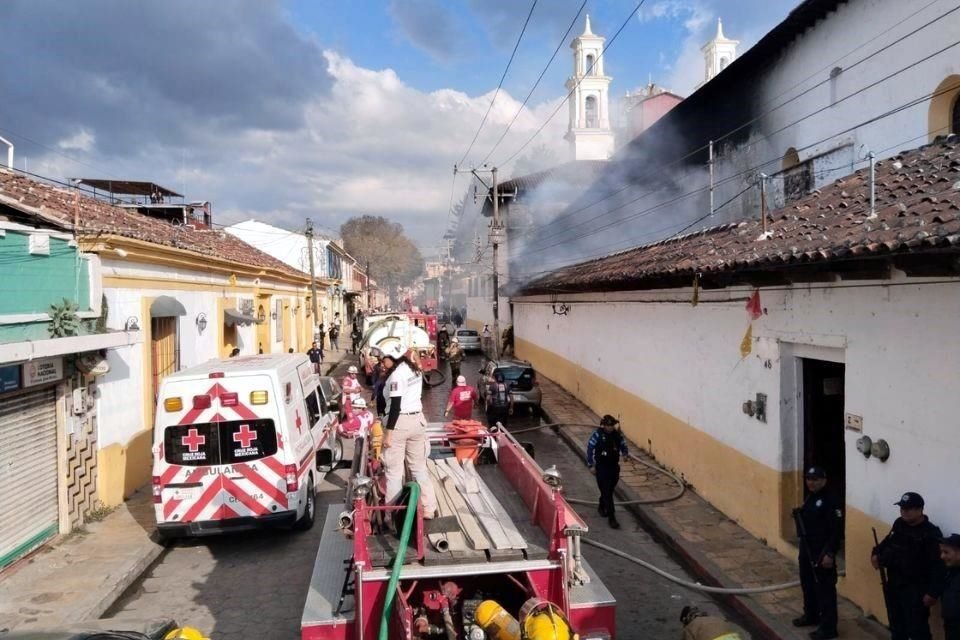 Se reporto el incendio de una de las partes de la Iglesia de La Merced en San Cristobal de las Casas, Chiapas; al lugar llegaron servicios de emergencia para atender a las posibles víctimas.