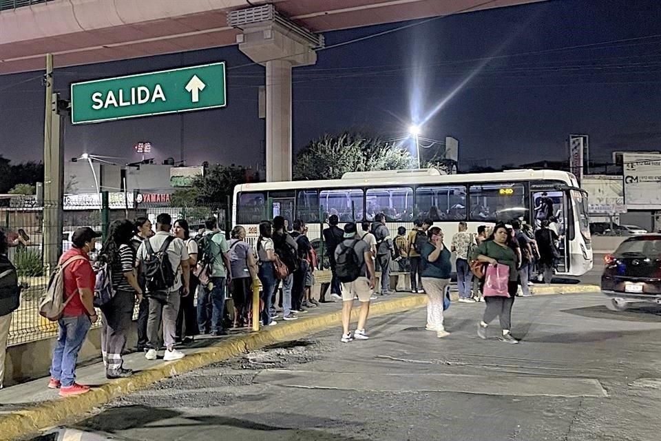 Los usuarios hacen filas por horas ante la tardanza en la frecuencia de paso de los camiones.