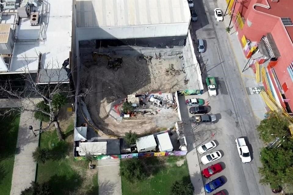 La constructora García Iza mantiene ocupado unos metros de la Plaza de los Compositores que utiliza para que la maquinaria ingrese a la obra.