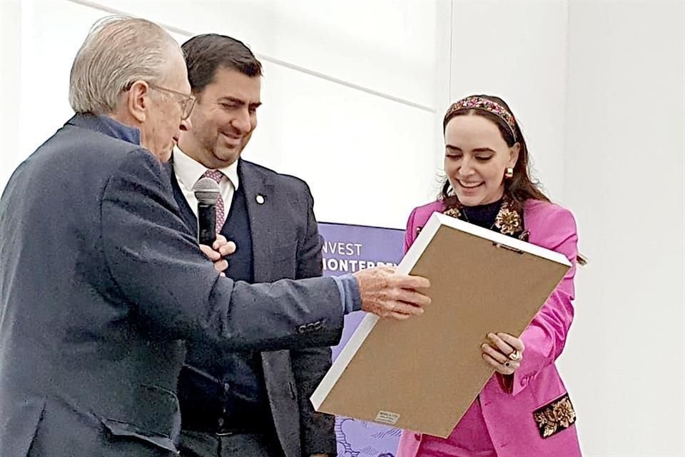 Altagracia Gómez estuvo ayer con Juan Pablo Murra (centro), Rector del Tec, y Andrés Ochoa-Bünsow, presidente de Invest Monterrey.