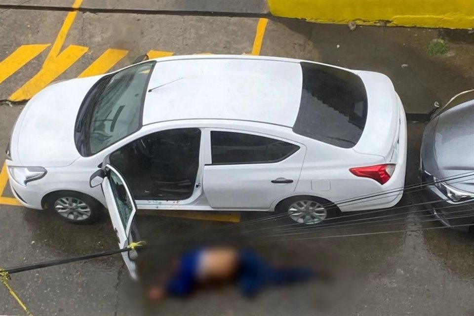 El oficial iba a abordar su auto cuando fue agredido por los sicarios.