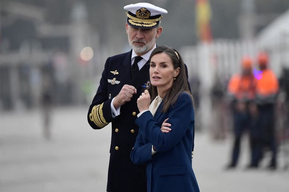 Tras la despedida del buque, que han presidido el Rey Felipe VI y la Reina Letizia, estos han bajado a tierra y se han despedido de todos los guardiamarinas.