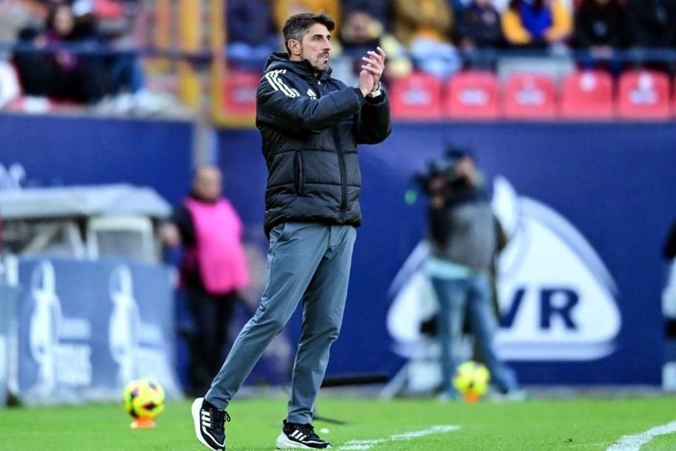 Veljko Paunovic, técnico de Tigres, aplaude una acción de sus jugadores en el duelo ante el San Luis.