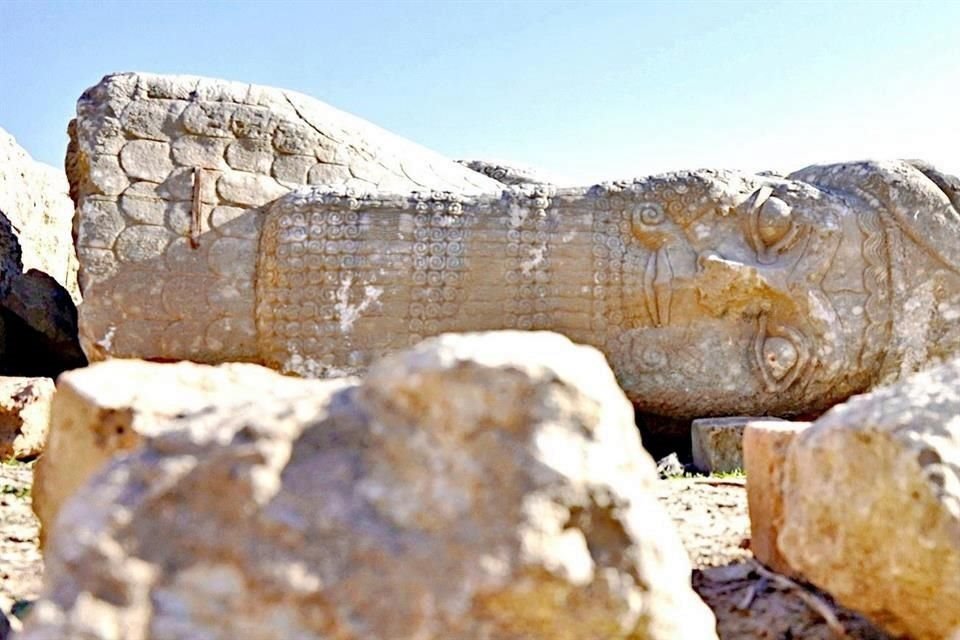 Destruidas, descansan en el sitio colosales lamassus, deidades mesopotámicas con cabeza humana, cuerpo de toro o león y alas.