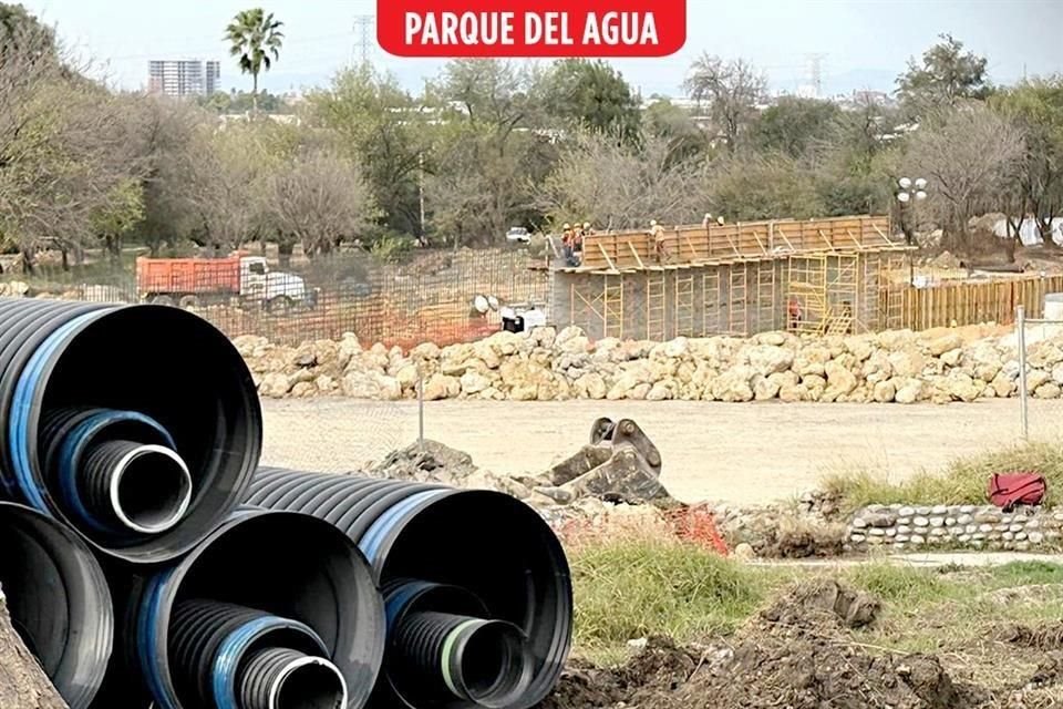 En el Parque del Agua, junto a La Pastora, en Guadalupe, hay unos hombres moviendo tierra.