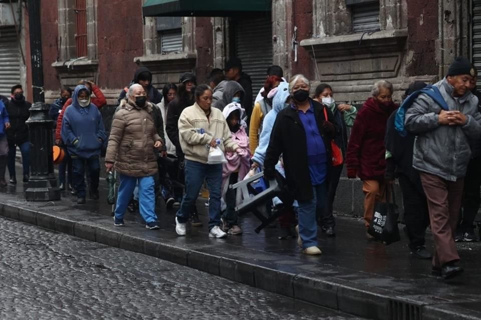 Simpatizantes de la Presidenta Claudia Sheinbaum arriban al Zócalo capitalino para celebrar los primeros 100 días de Gobierno.