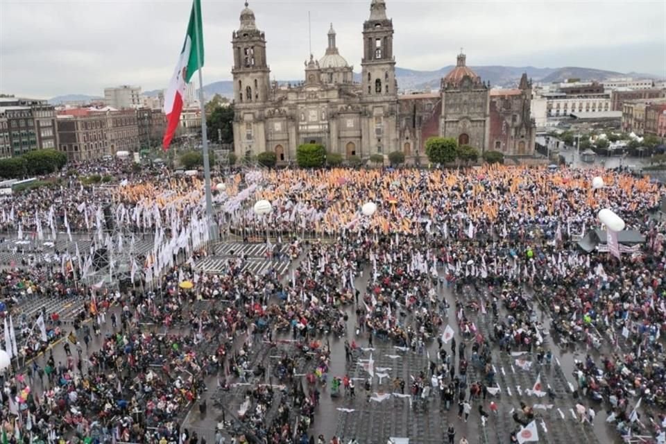 Aspecto panorámico del Zócalo a las 8:45 horas.