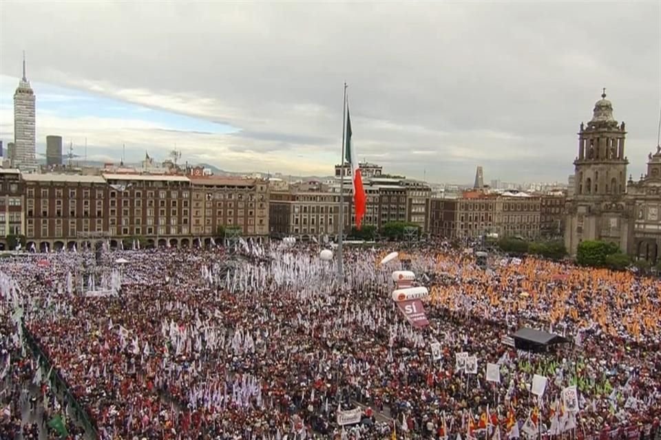 Contingentes de diversos estados se han hecho presentes en el Zócalo.