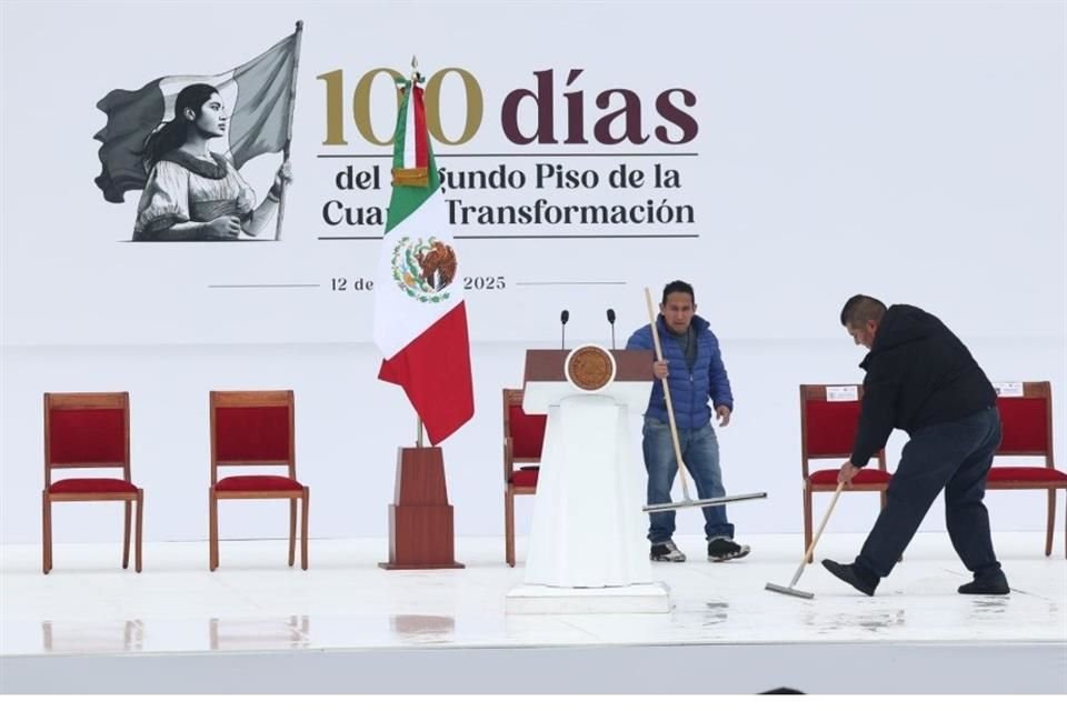 Trabajadores secan la lluvia en el escenario donde Claudia Sheinbaum rendirá su informe.