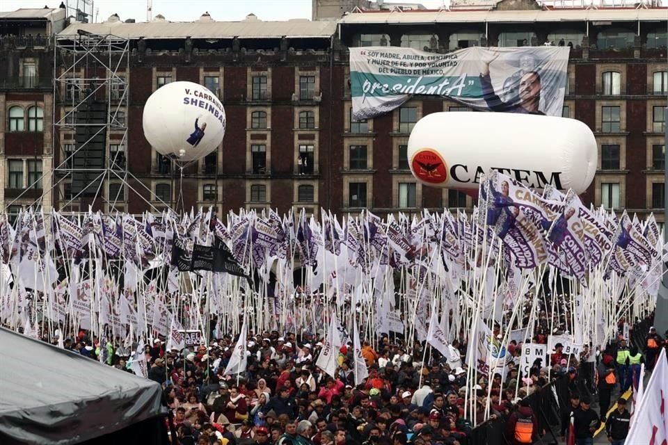 Un globo y grupos de trabajadores afiliados a la CATEM, de Hugo Haces.