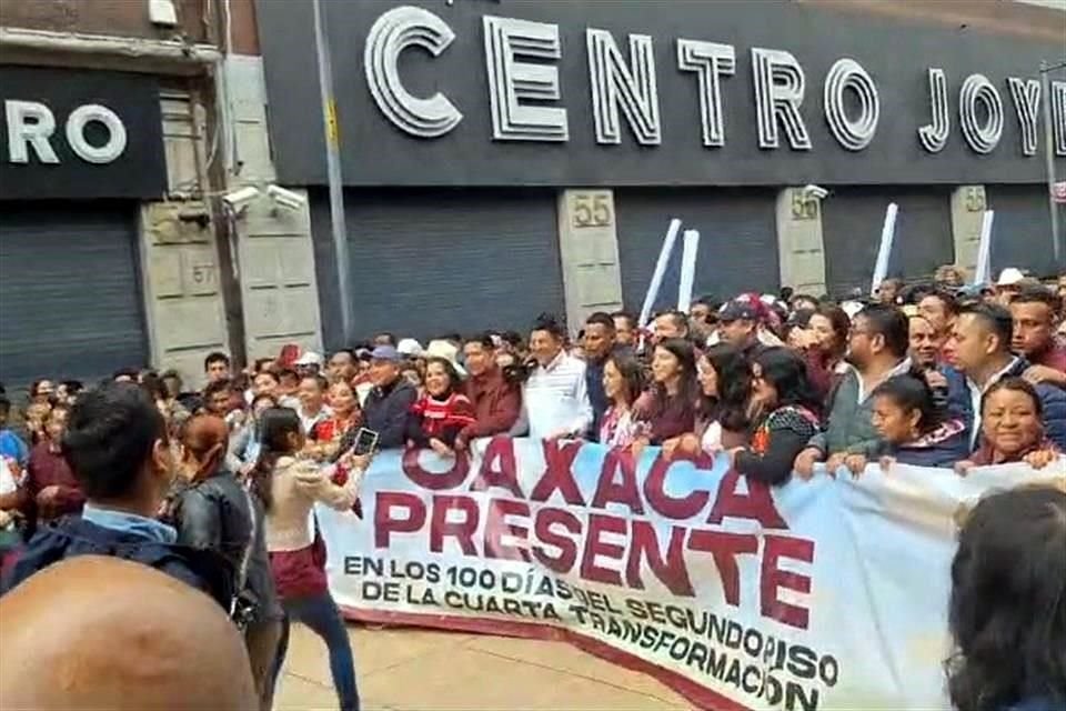 '¡Se ve, se siente, Oaxaca está presente!', gritaron habitantes de esa entidad, que gobierna Salomón Jara (Morena), en calles del centro de la CDMX.