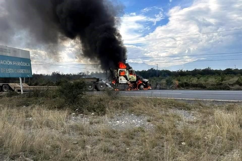 En Hualahuises, un tráiler con plataforma fue atravesado al paso en el sentido hacia el sur y después incendiado. 