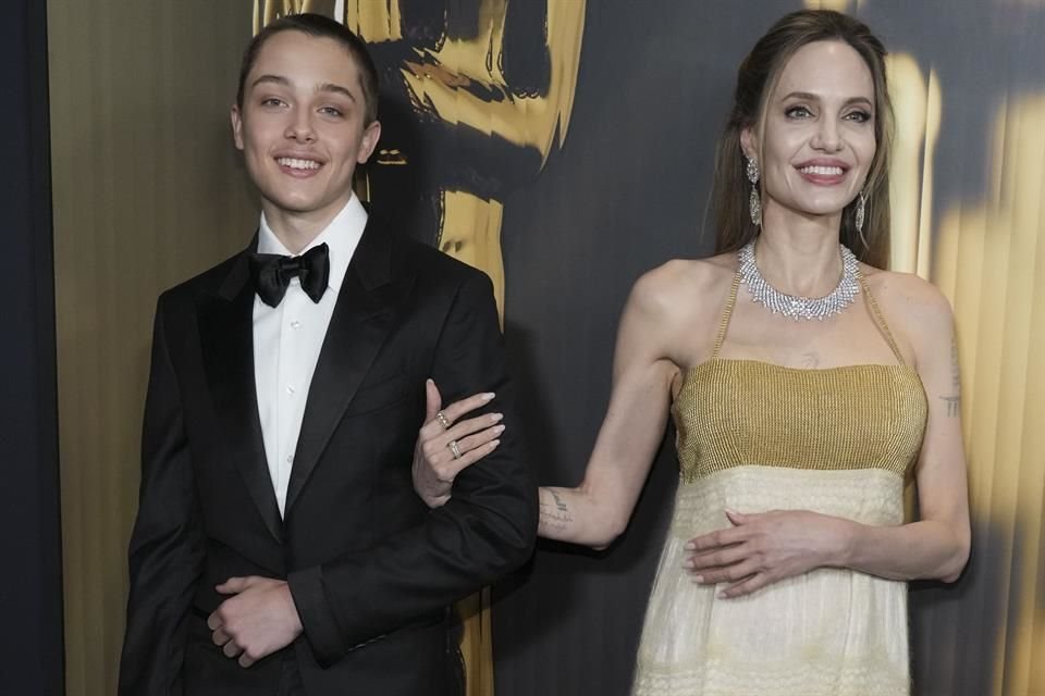 Angelina Jolie abrió las puertas de su casa a amigos evacuados por incendios en Los Ángeles y ayuda con víveres junto a su hijo Knox (en foto).