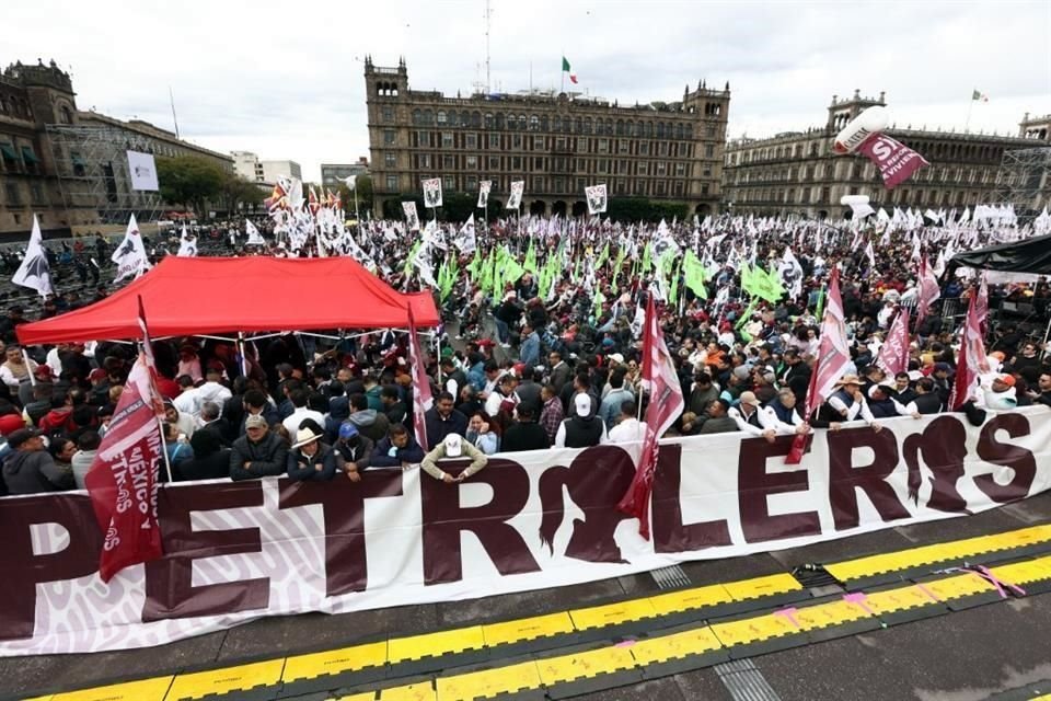 Un contingente de trabajadores petroleros en la atiborrada plancha del Zócalo capitalino.