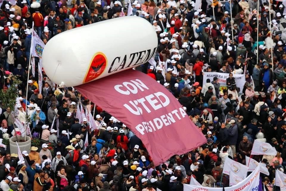 Uno de los globos aerostáticos de la CATEM, organización que dirige el diputado morenista Pedro Haces, desplegados en el Zócalo capitalino.