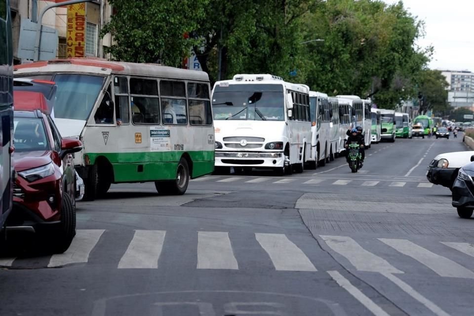 Una fila de unidades de transporte en las que llegaron asistentes al informe de los 100 días de Gobierno de Sheinbaum.