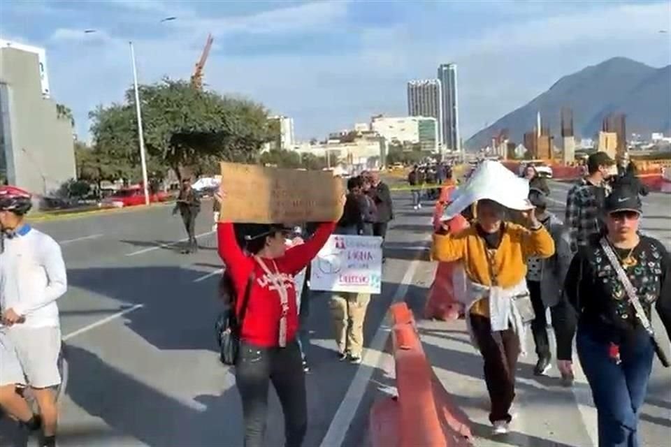 Los manifestantes se dirigen al túnel de la Loma Larga, entonando la consigna '¡No al tarifazo!'.