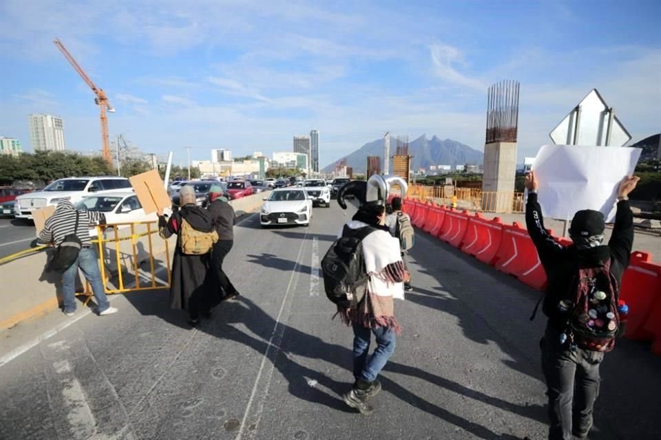 Los manifestantes bloquearon la circulación en la Av. Constitución, a la altura de la Av. Venustiano Carranza.