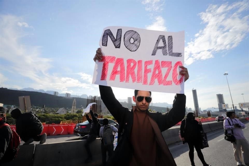 Los manifestantes bloquearon la circulación en la Av. Constitución, a la altura de la Av. Venustiano Carranza.