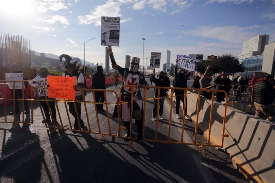 Los manifestantes bloquearon la circulación en la Av. Constitución, a la altura de la Av. Venustiano Carranza.