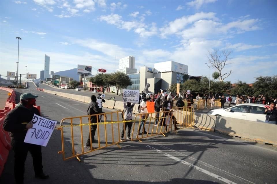 Los manifestantes bloquearon la circulación en la Av. Constitución, a la altura de la Av. Venustiano Carranza.