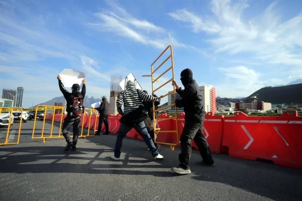 Los manifestantes bloquearon la circulación en la Av. Constitución, a la altura de la Av. Venustiano Carranza.