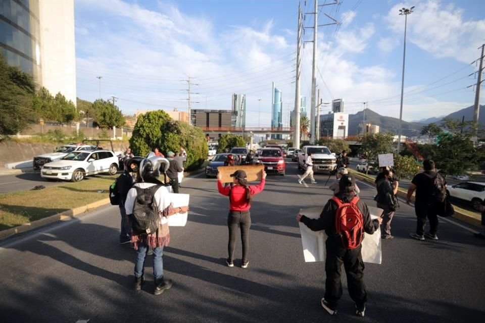 Los manifestantes se dirigieron a la la Avenida Lázaro Cárdenas, en San Pedro, para bloquear también esta vía.