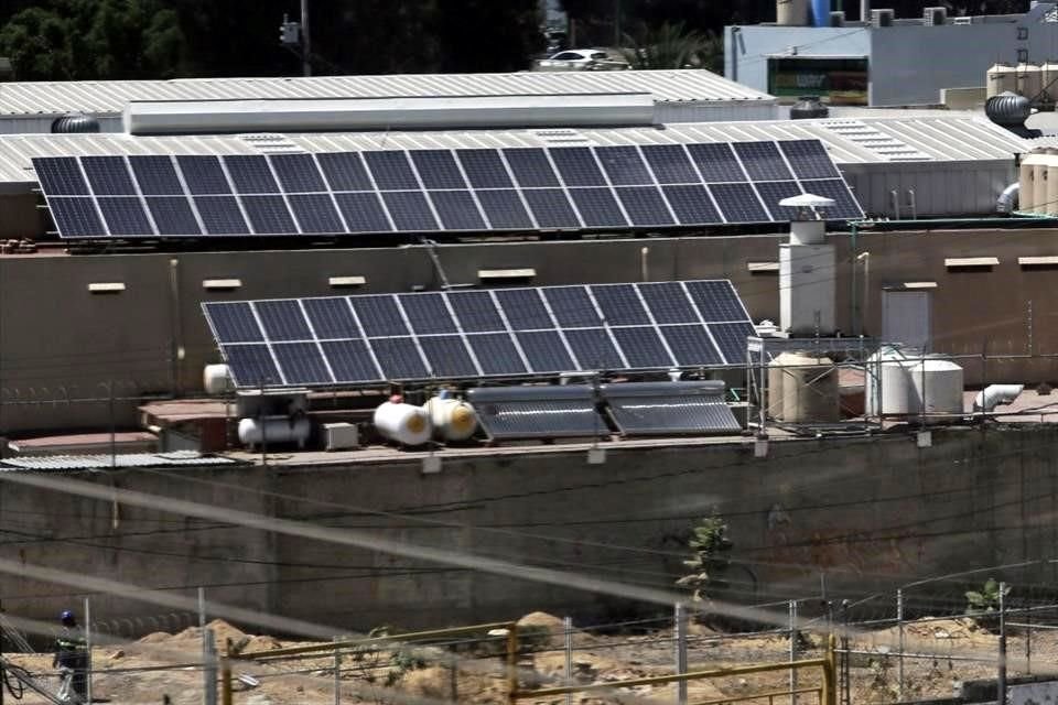 Jalisco lidera en generación de electricidad vía paneles solares, pero debe mejorar marco legal para disposición de basura tecnológica.