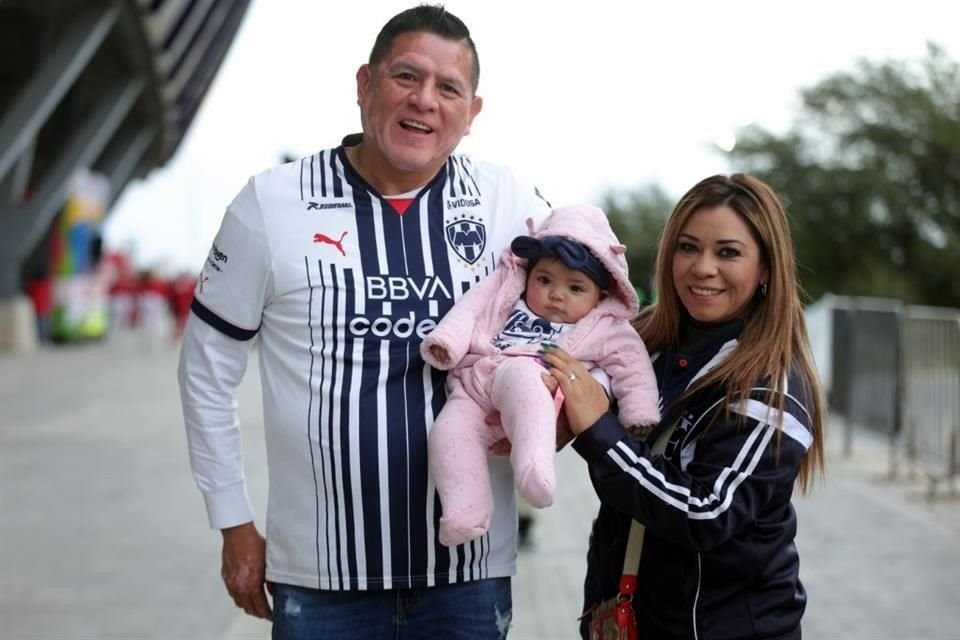 Familia rayada presente para ver al equipo de sus amores.