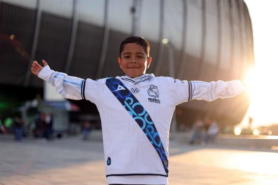 Orgulloso entre miles de Rayados sobresale este aficionado al equipo de La Franja.