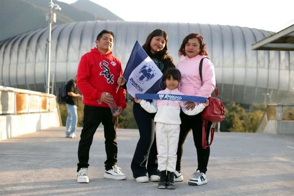 Aficionados posan en el puente que lleva a la cancha de los sueños.