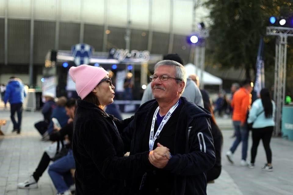 Un vals ante del duelo de Rayados.