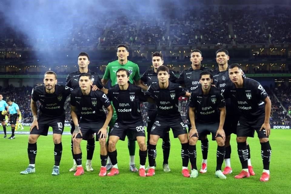 Luciendo un elegante uniforme en color oscuro, ellos fueron los 11 Rayados que envió de inicio el técnico Martín Demichelis.