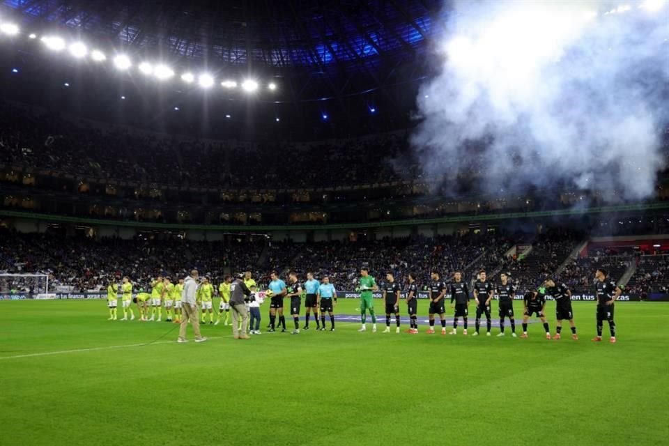 Los equipos en la ceremonia de la Liga MX previa al duelo.