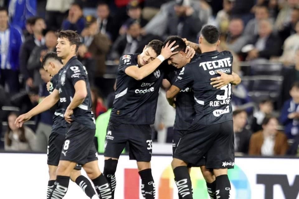 Así festejaron los jugadores albiazules el gol  del 'Corcho' Rodríguez.