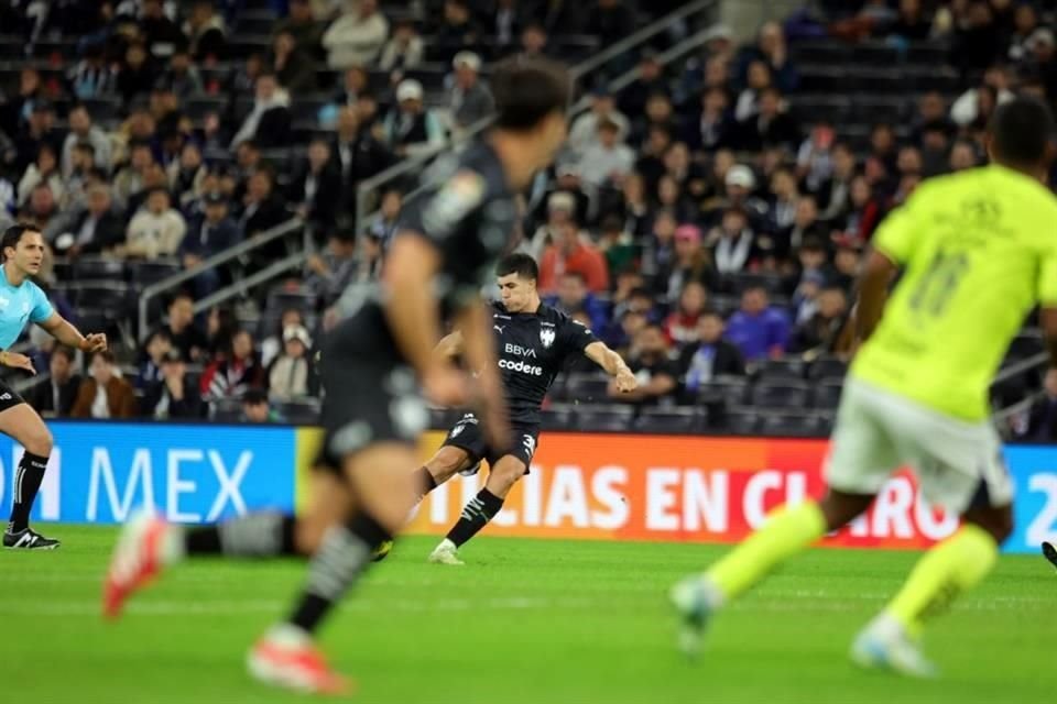 Momento justo en el que Jorge Rodríguez prende con pierna derecha el balón, para marcar el 1-0 en favor del Monterrey, a los 38 minutos.