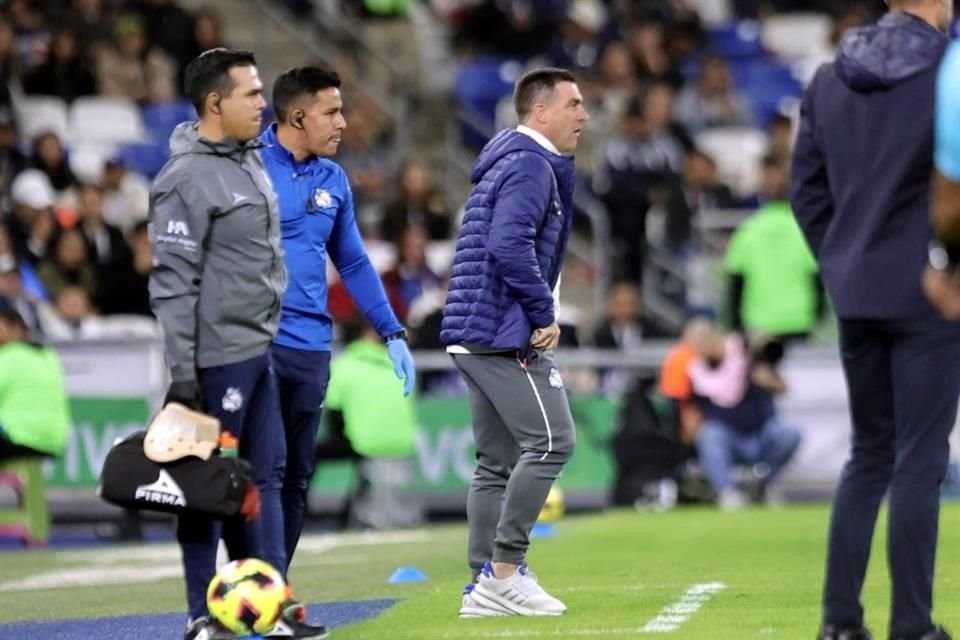 Pablo Guede (al centro), ahora técnico del Puebla, volvió a dirigir en la Liga MX.