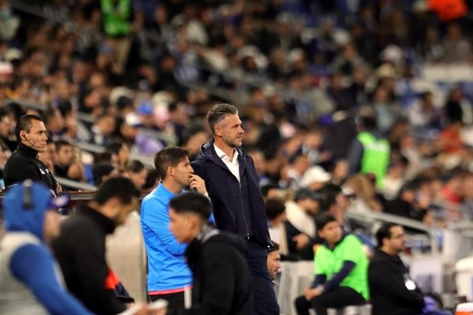 El técnico Martín Demichelis mira a la distancia como el Puebla se lleva el empate.