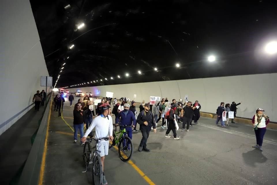 Los inconformes provocaron el cierre de la vialidad en el Túnel de la Loma Larga.