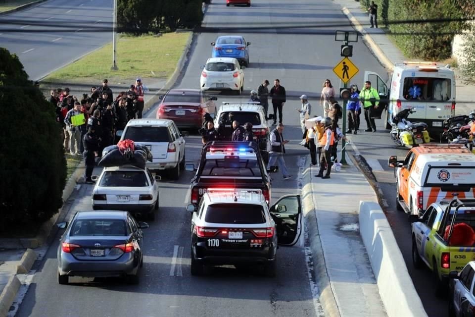 Un grupo reducido de manifestantes bloqueó momentáneamente la Av. Lázaro Cárdenas.