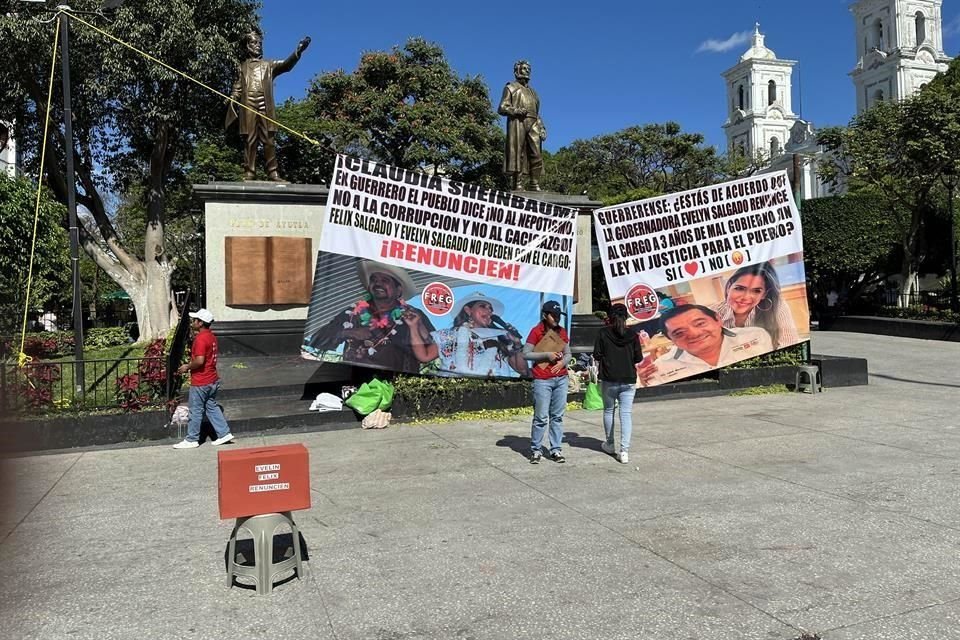 Aktivis FREG memasang 15 kotak suara di Zócalo Chilpancingo.