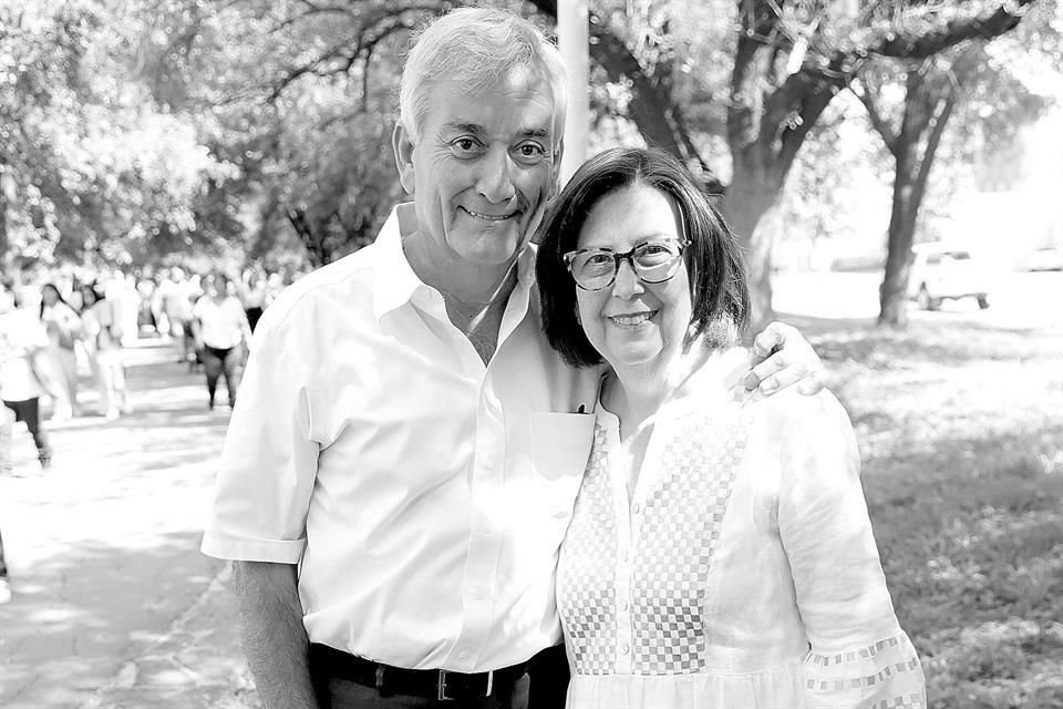 Carmen con su esposo Roberto Elizondo Chapa.